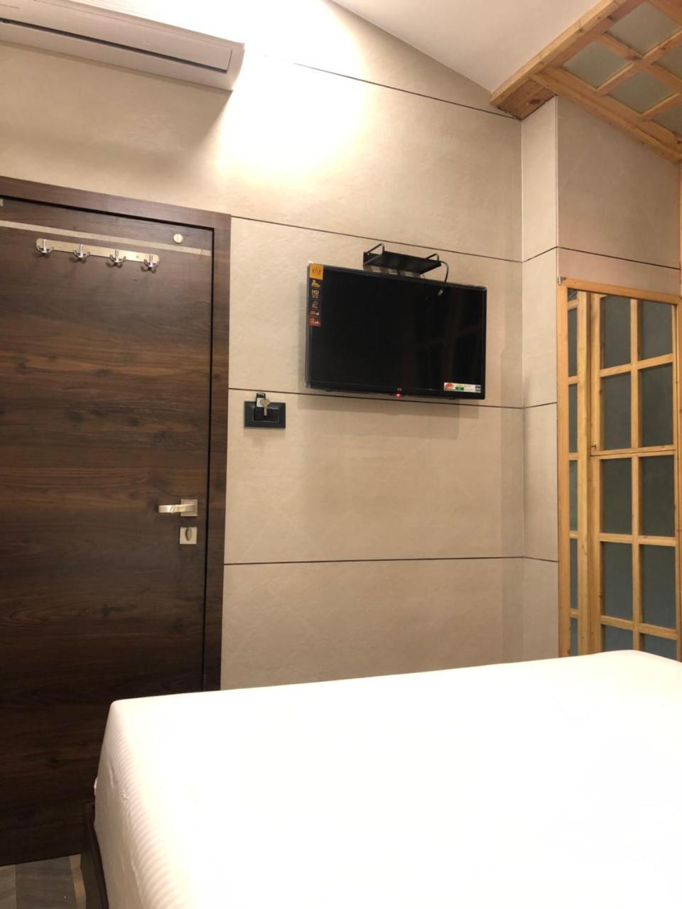 Hotel Rooms Dadar Near Station Мумбай Екстериор снимка