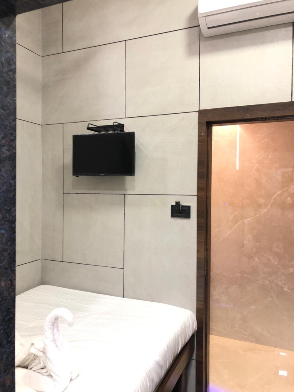 Hotel Rooms Dadar Near Station Мумбай Екстериор снимка