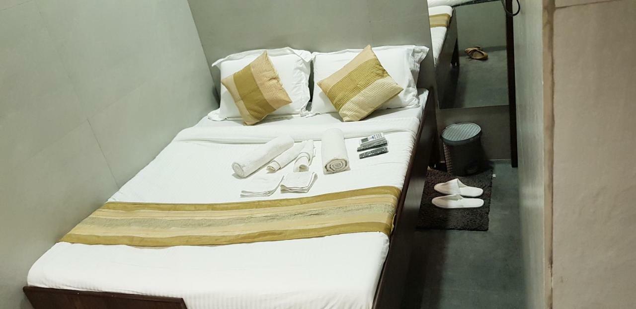 Hotel Rooms Dadar Near Station Мумбай Екстериор снимка